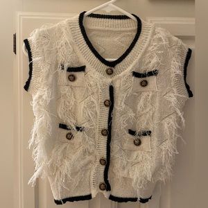 Cute sweater vest! Worn once. Don’t know brand. Size small. Perfect condition.